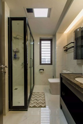 現代輕奢風格三居室衛生間裝修效果圖