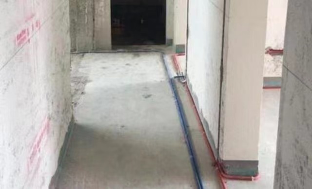 水電管排布引發(fā)分歧，師傅說維修方便，業(yè)主卻要推翻重來