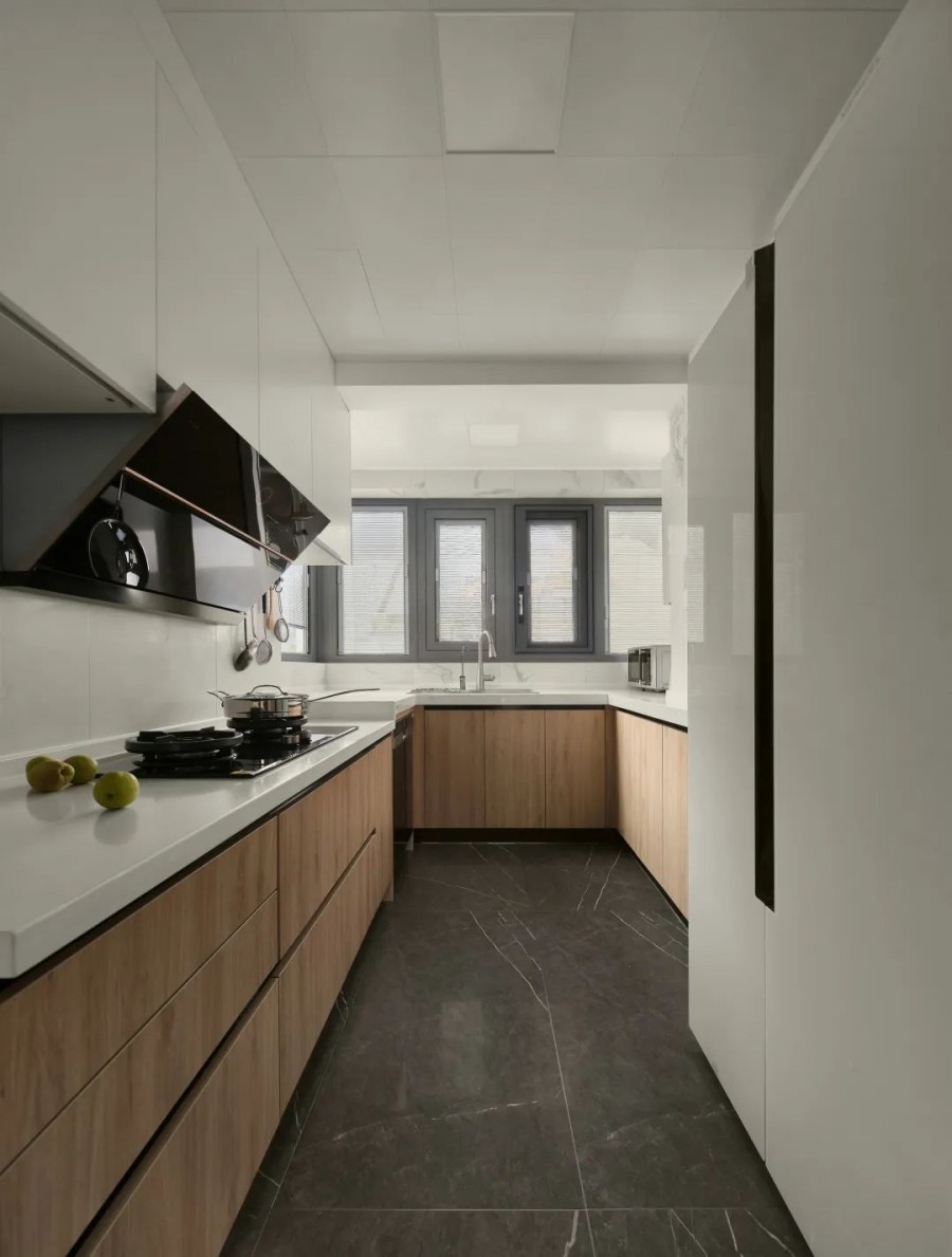 原木風復式廚房裝修效果圖