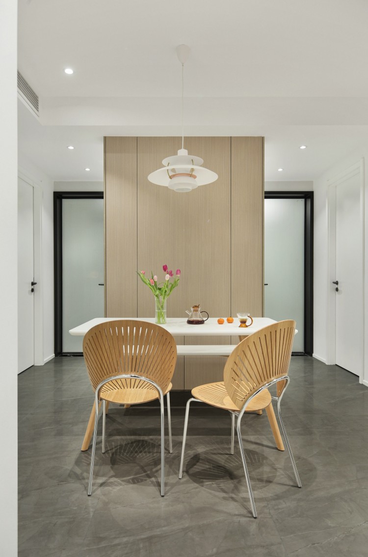 北歐原木風三居室裝修餐廳效果圖