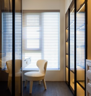 現代簡約三居室裝修衣帽間效果圖