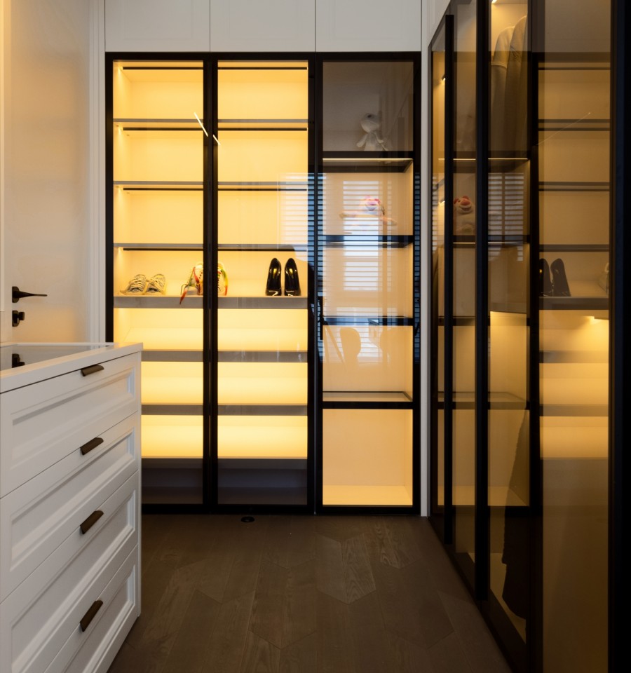 現代簡約三居室裝修衣帽間效果圖